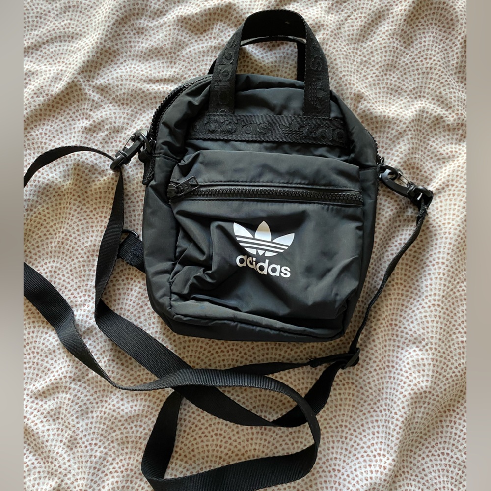 Versatile crossbody or turn into a backpack